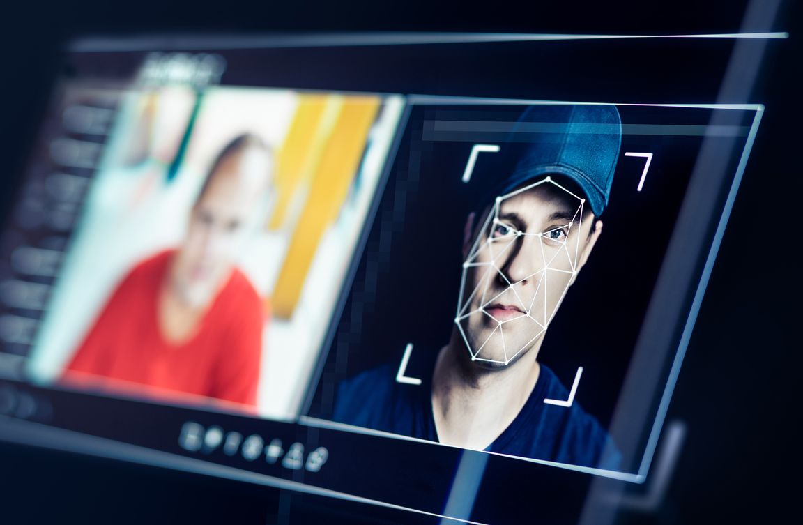 BV Magazin Cyberrisiken KI Portraitbild von einer Person auf einem Screen, die virtuell erstellt wurde