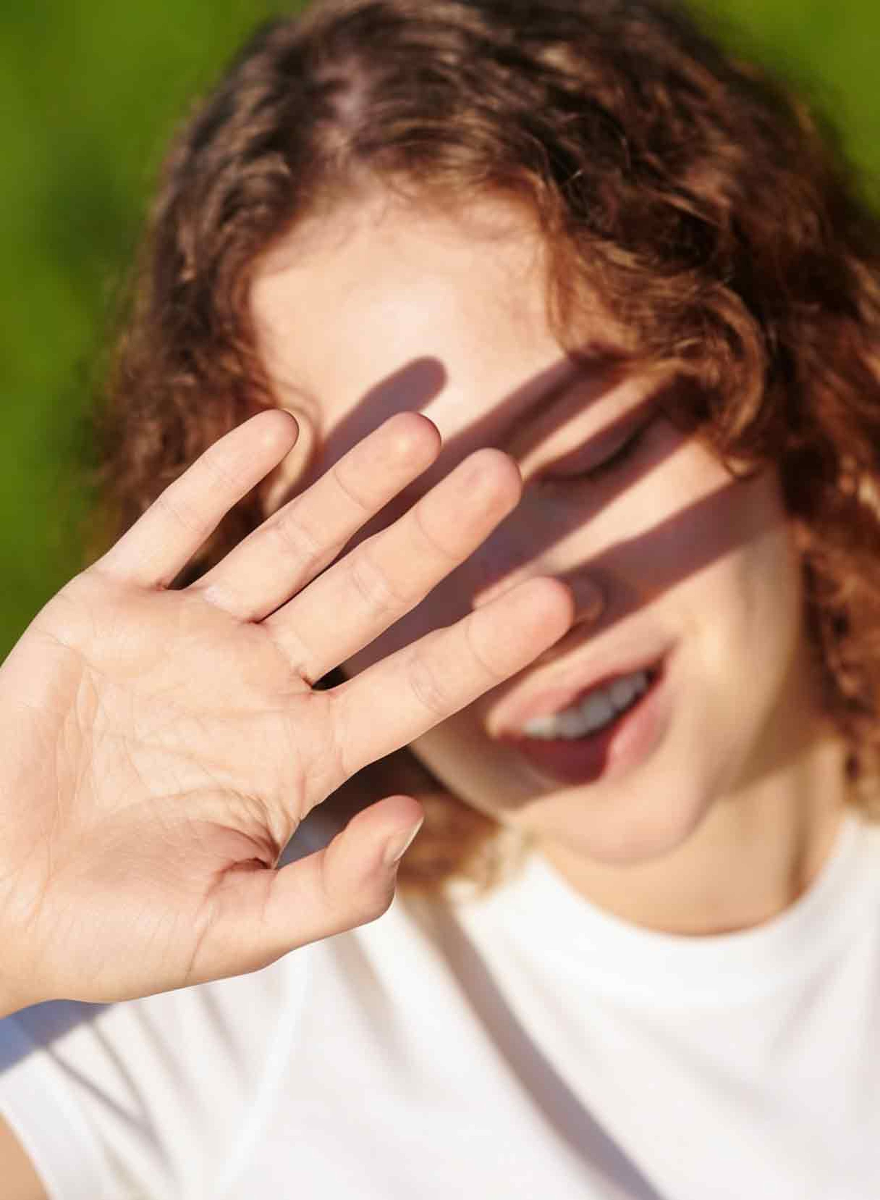 ragazza con fotocheratite d'estate