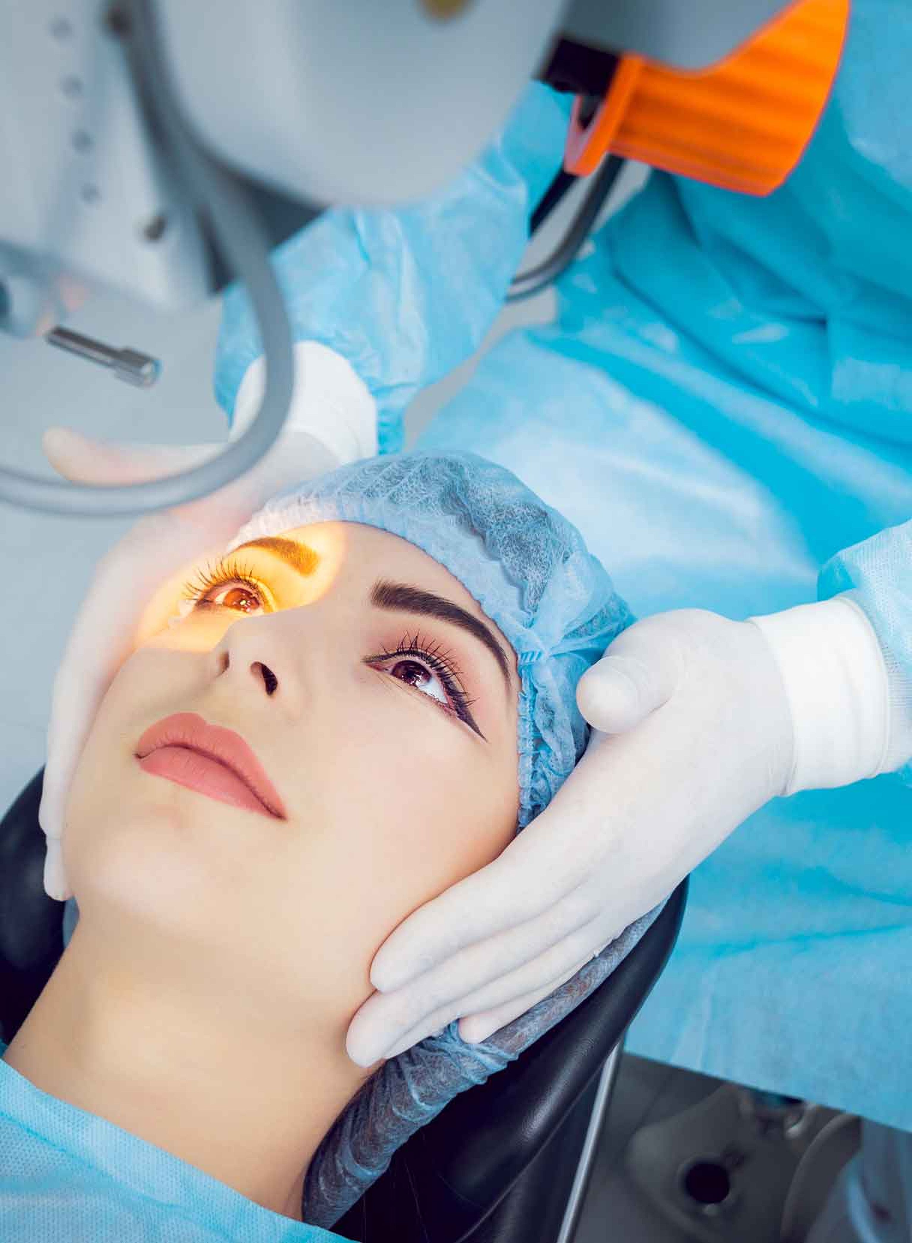 donna si sottopone a intervento laser agli occhi con tecnica PRK-PTK