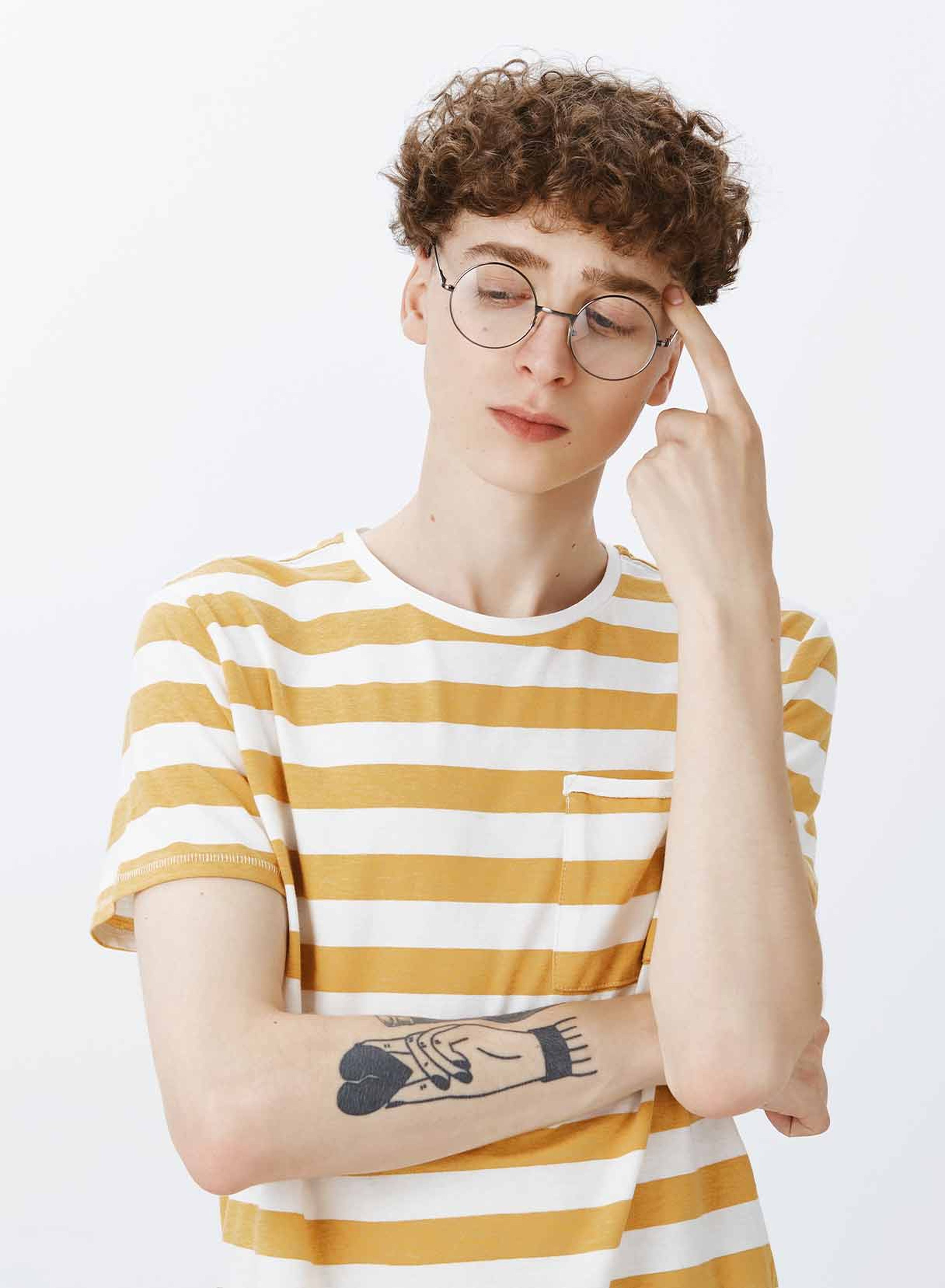 Giovane ragazzo miope con occhiali