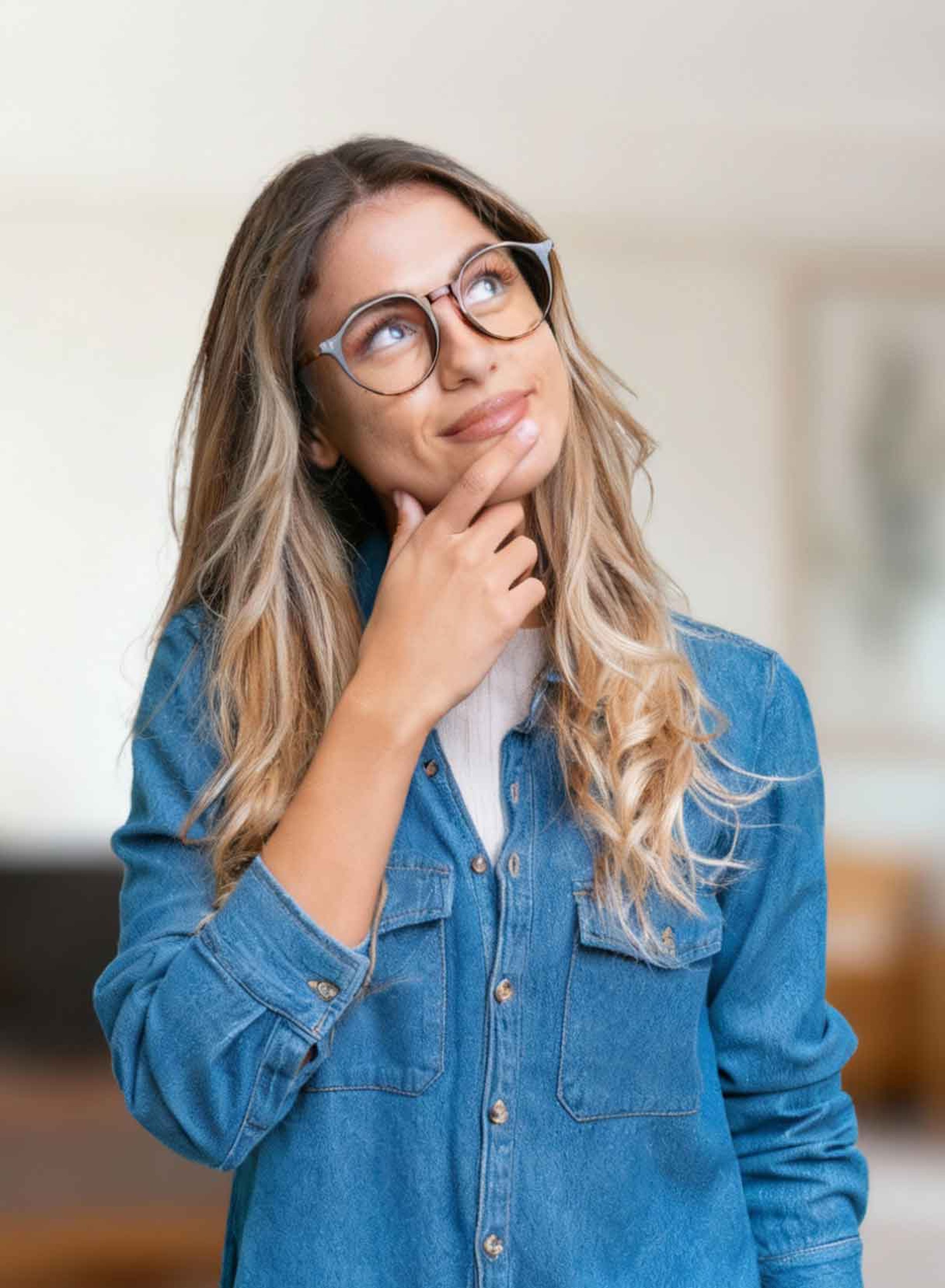 ragazza che soffre di miopia e cheratocono