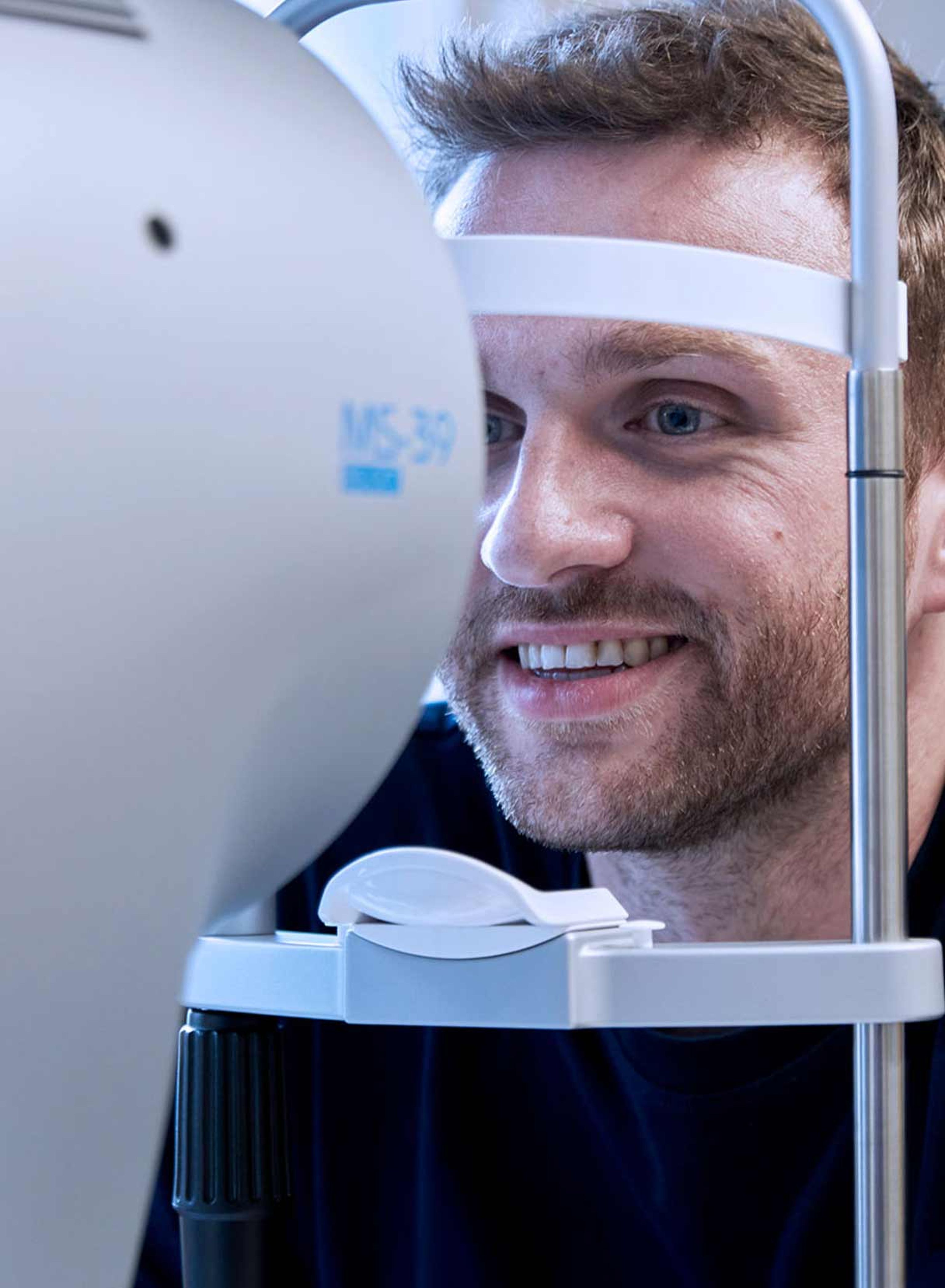 ragazzo effettua visita oculistica per cataratta giovanile