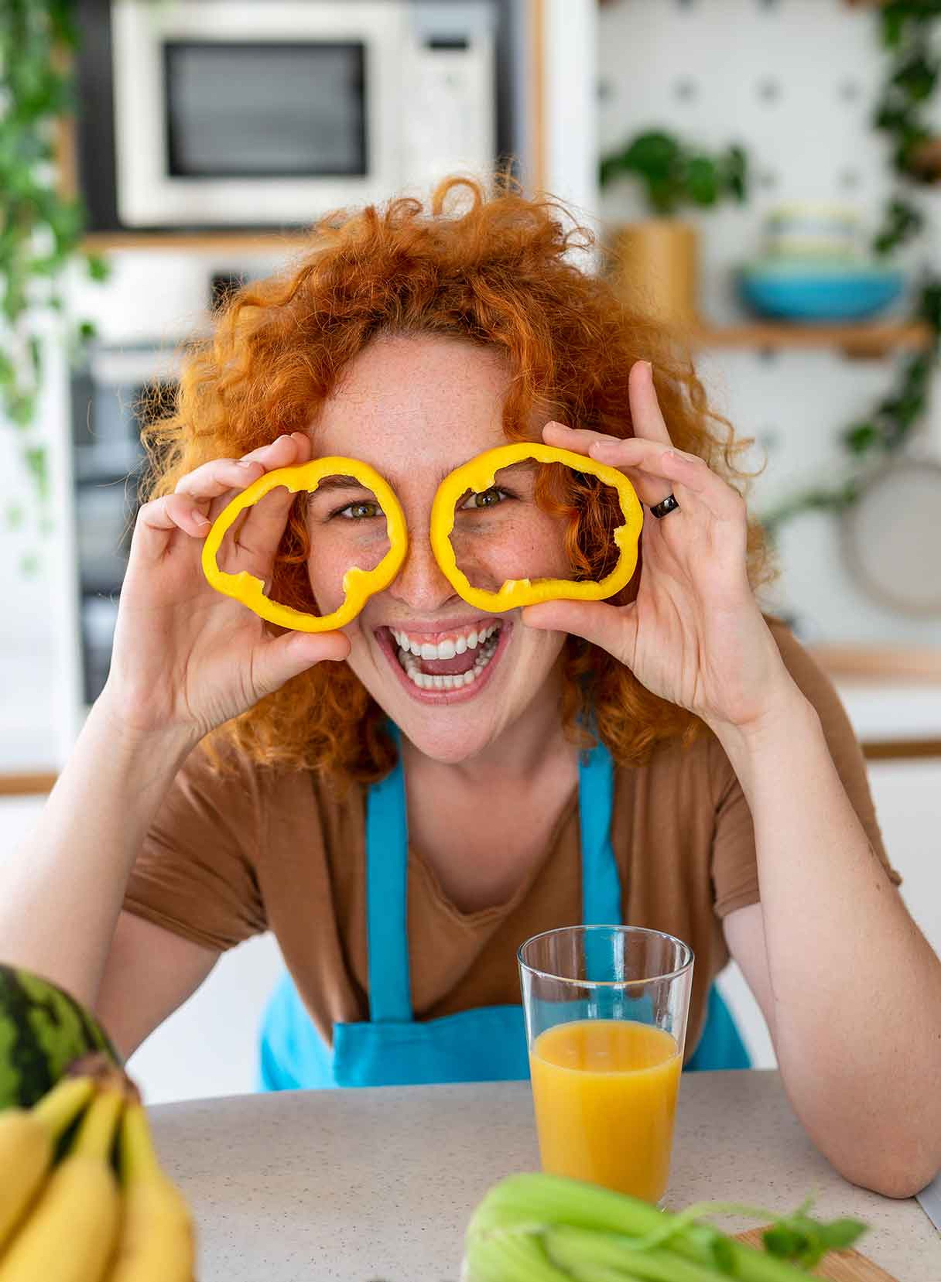 ragazza sorridente insieme a cibi che proteggono gli occhi