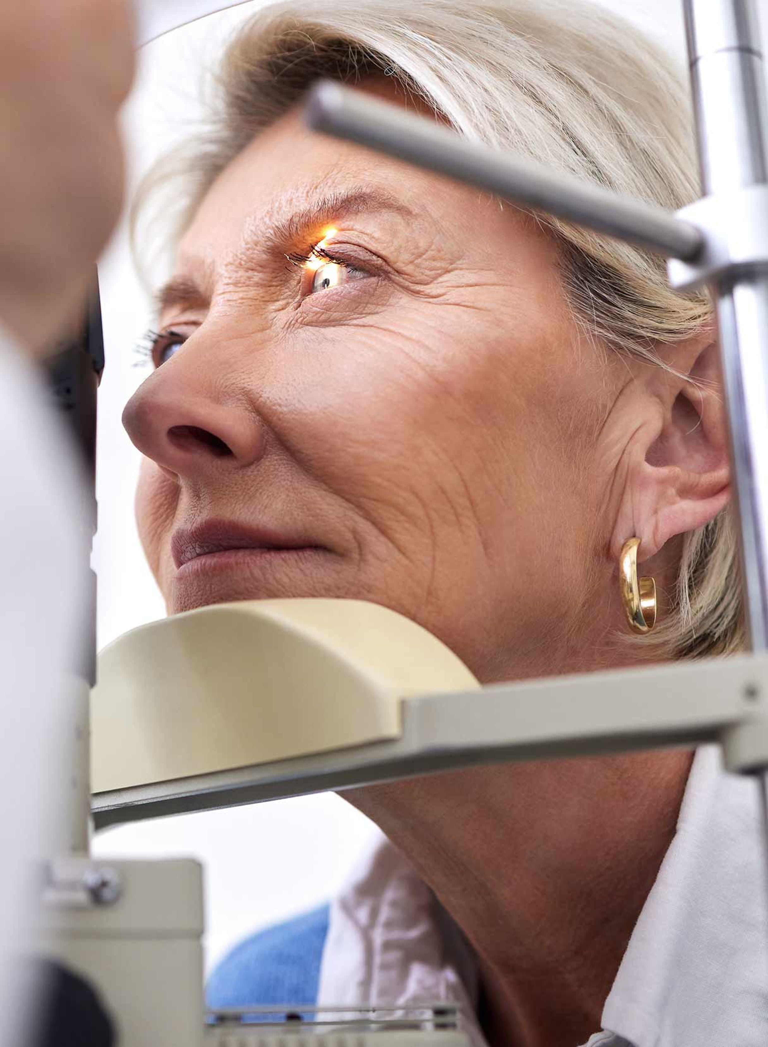 donna che si sottopone a visita preoperatoria per intervento di cataratta