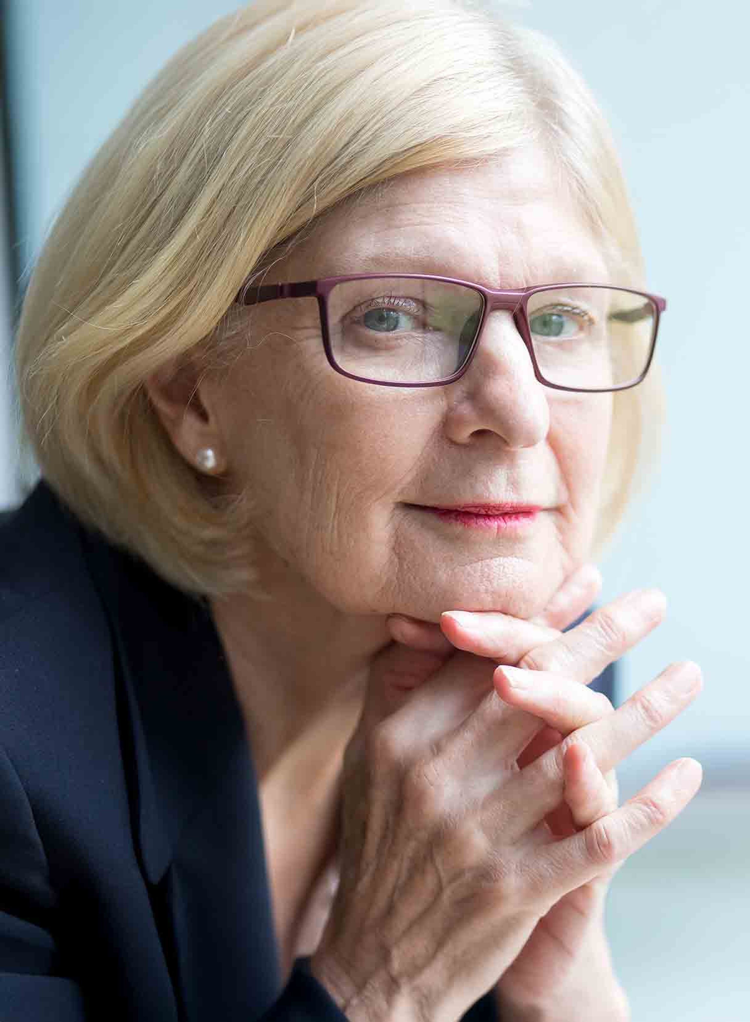 donna in menopausa che soffre di cataratta e difetti visivi