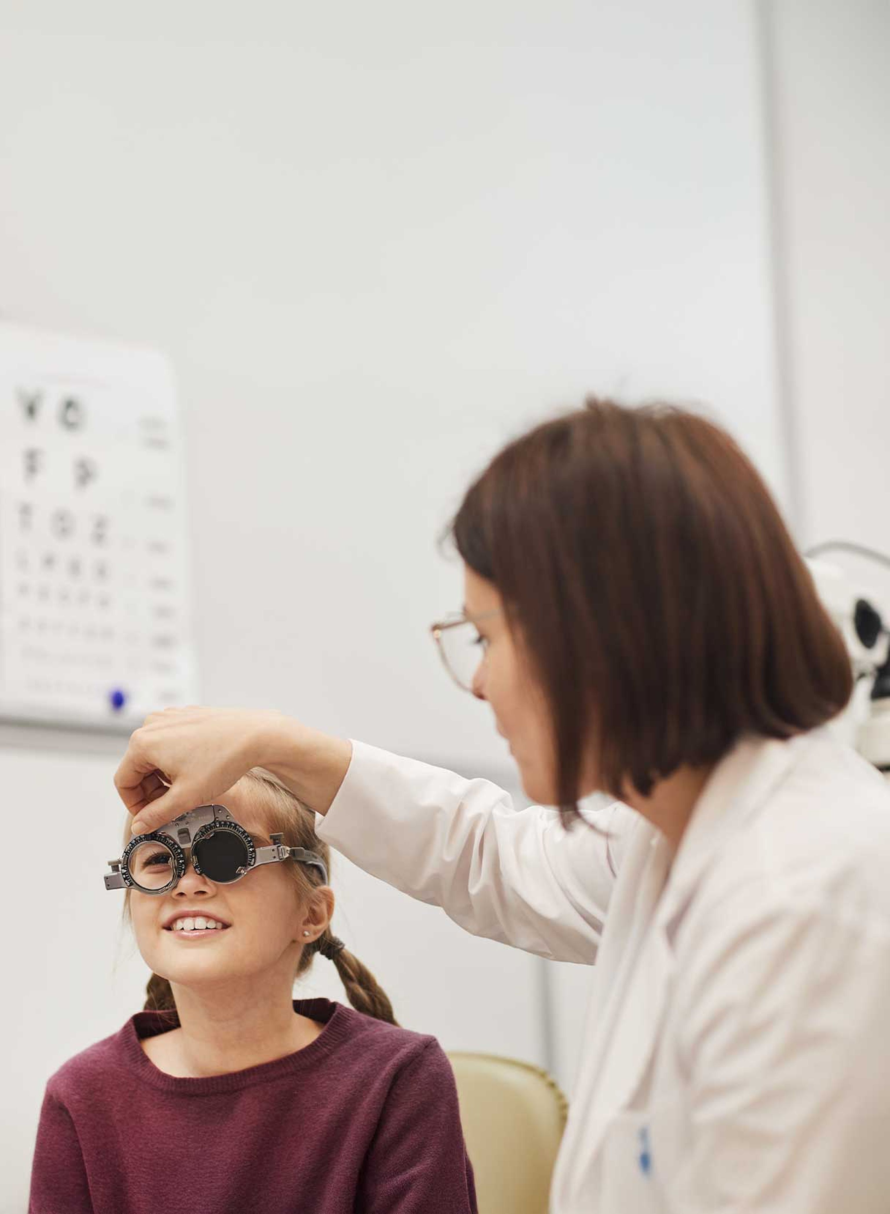 bambina misura astigmatismo durante visita oculistica