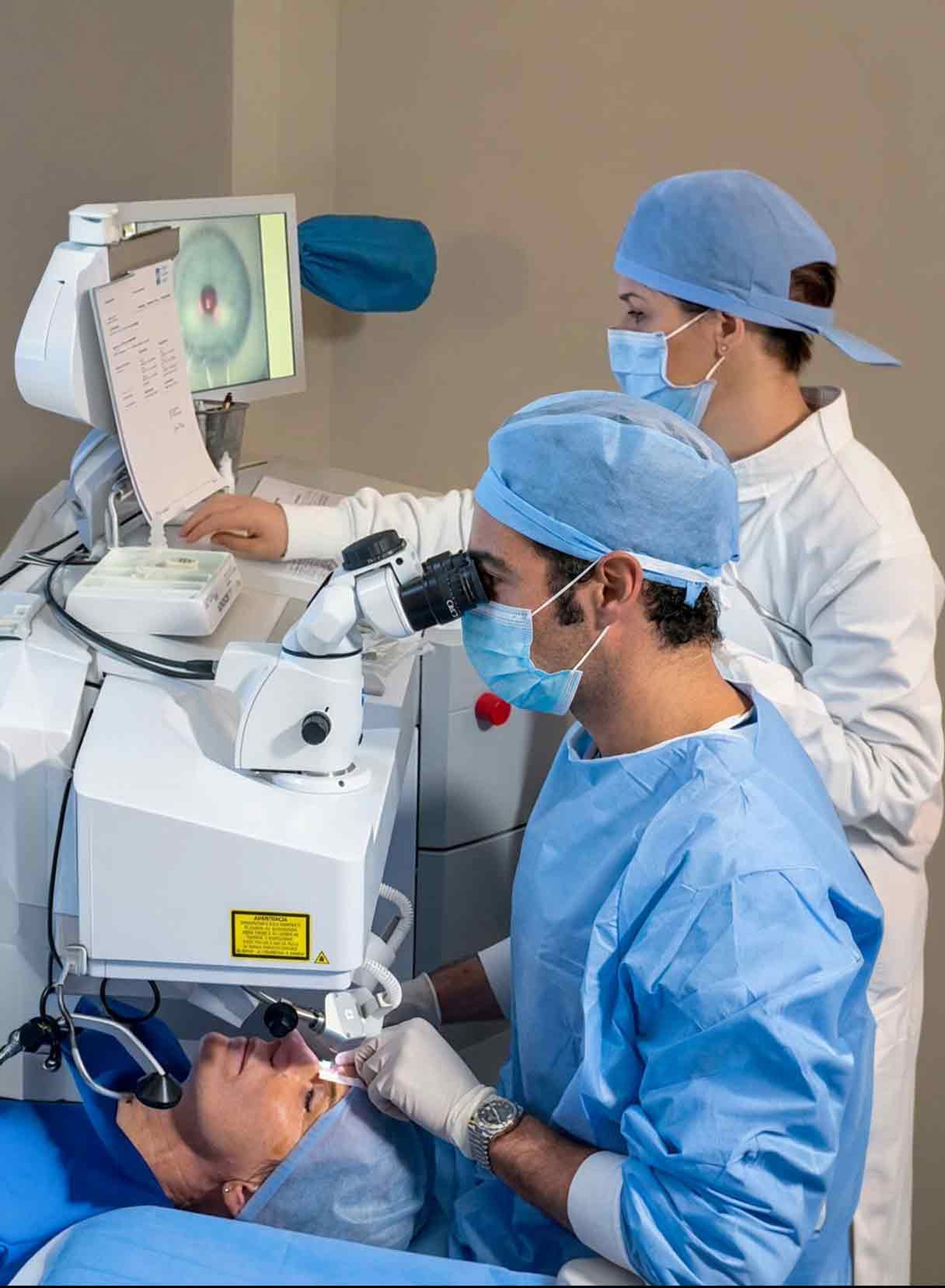 chirurgo refrattivo esegue intervento di cataratta in paziente che soffre anche di cheratocono