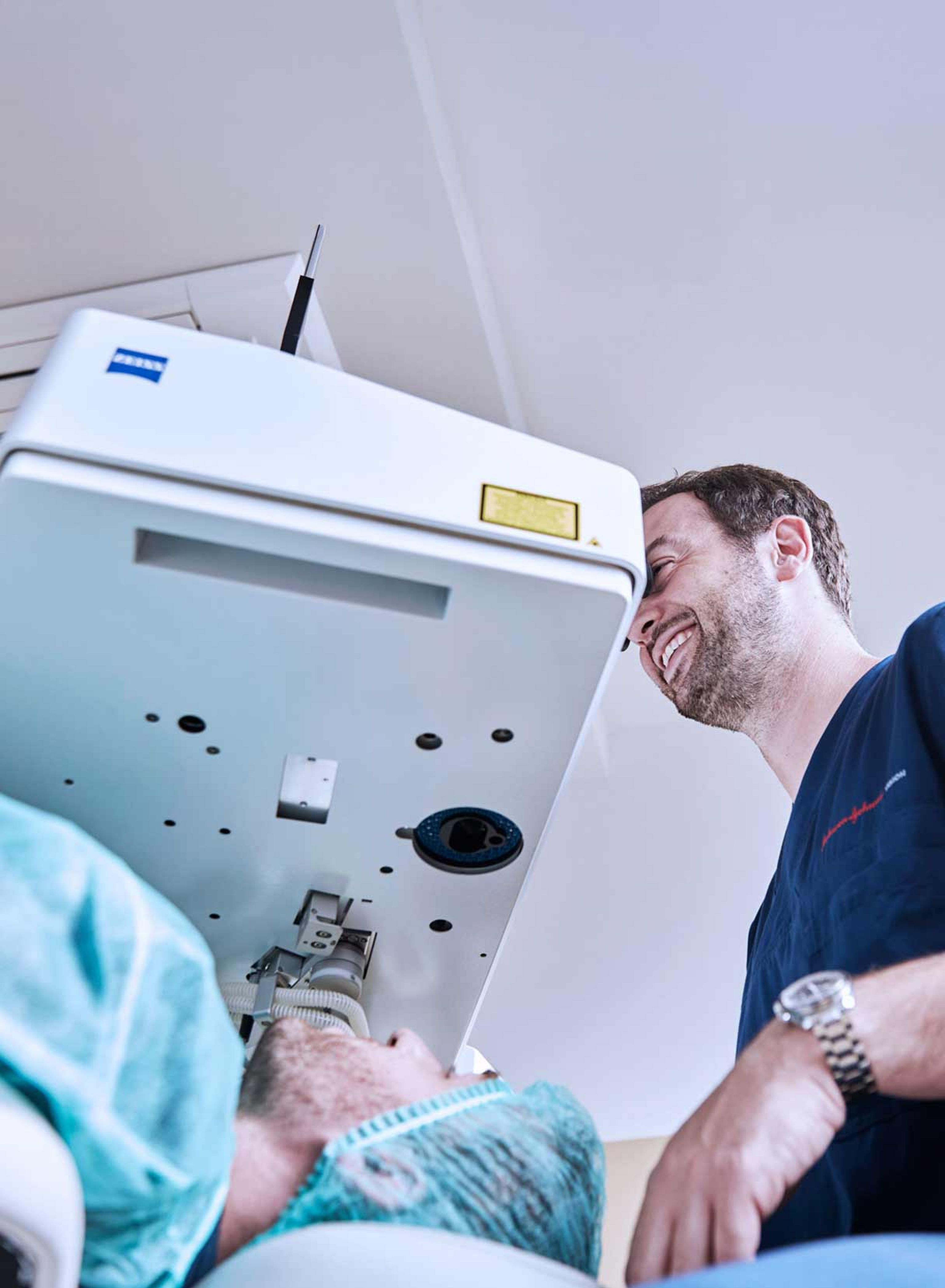 Oculista effettua visita preoperatoria per stabilire se intervenire con tecnica smile o femto-lasik