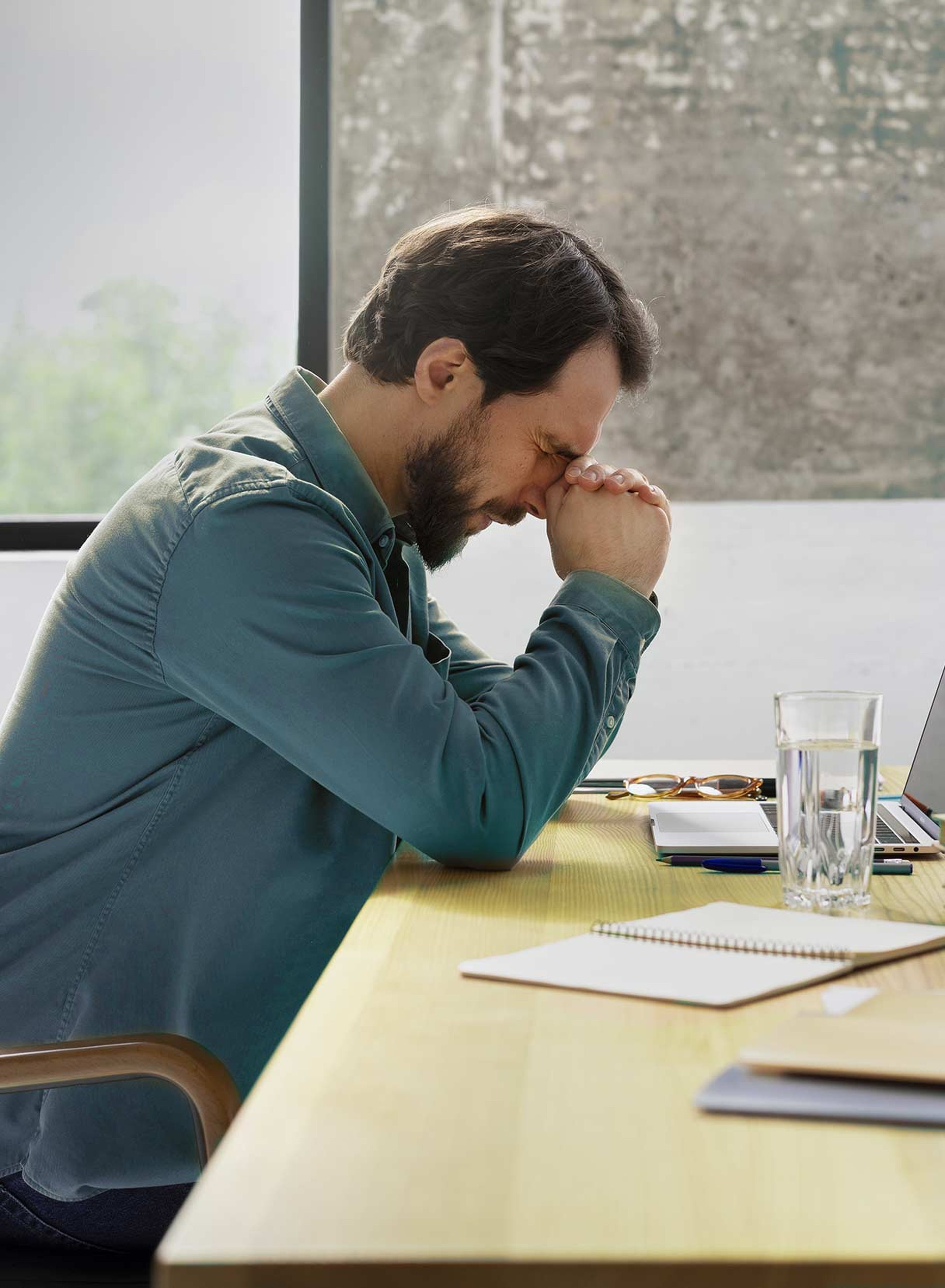 stress visivo, persona fatica a concentrarsi per affaticamento agli occhi