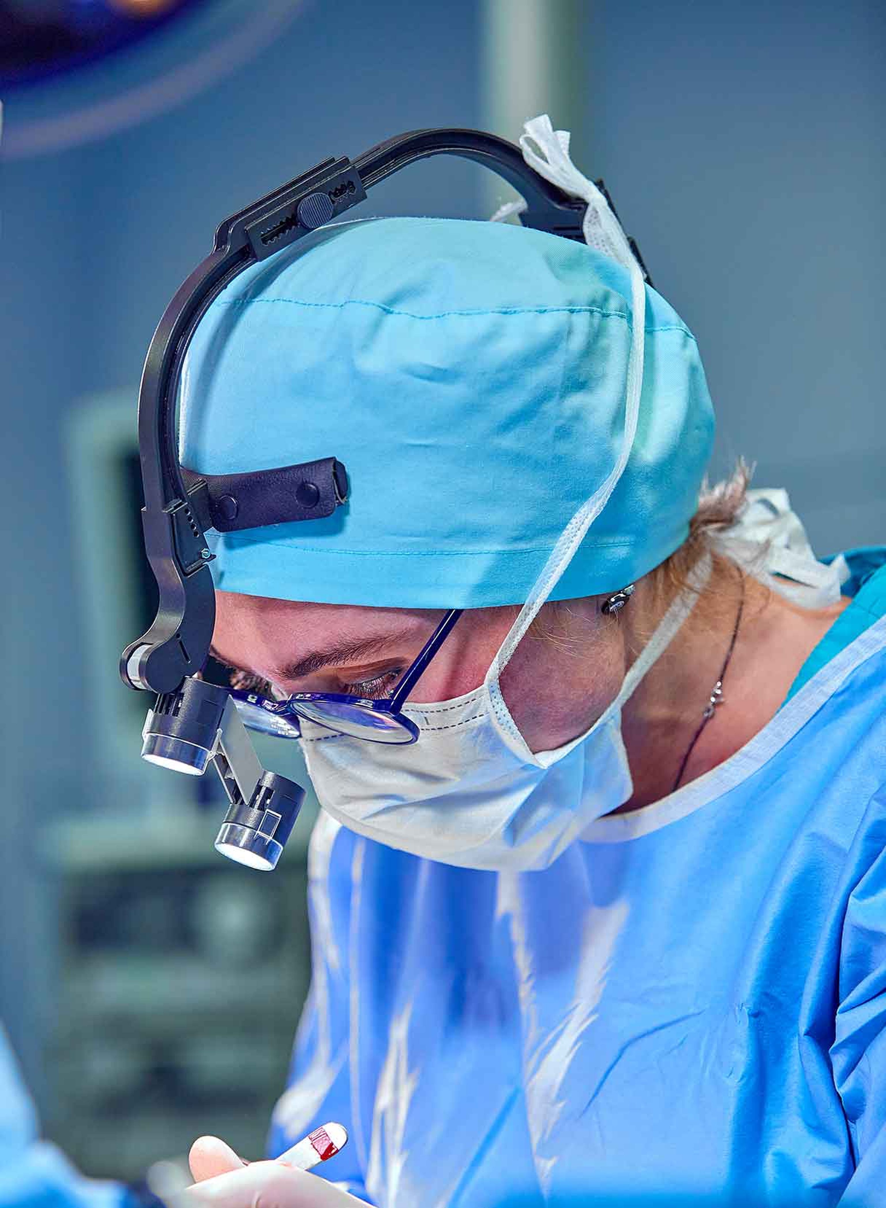 chirurgo refrattivo durante un intervento di cross linking corneale