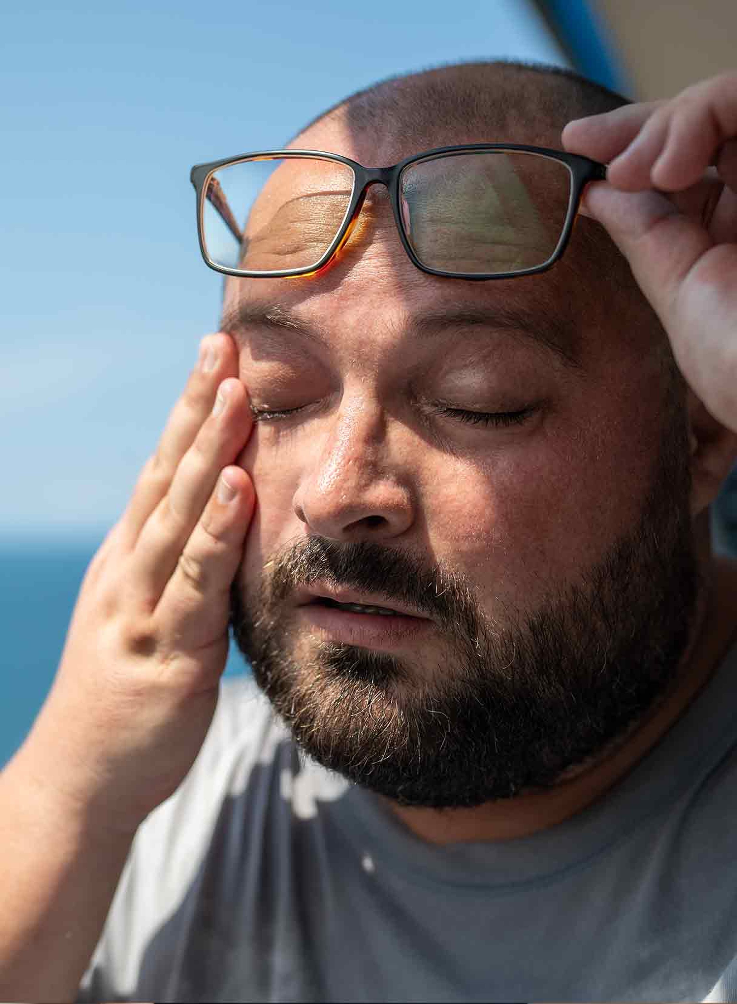 uomo con problemi agli occhi in estate