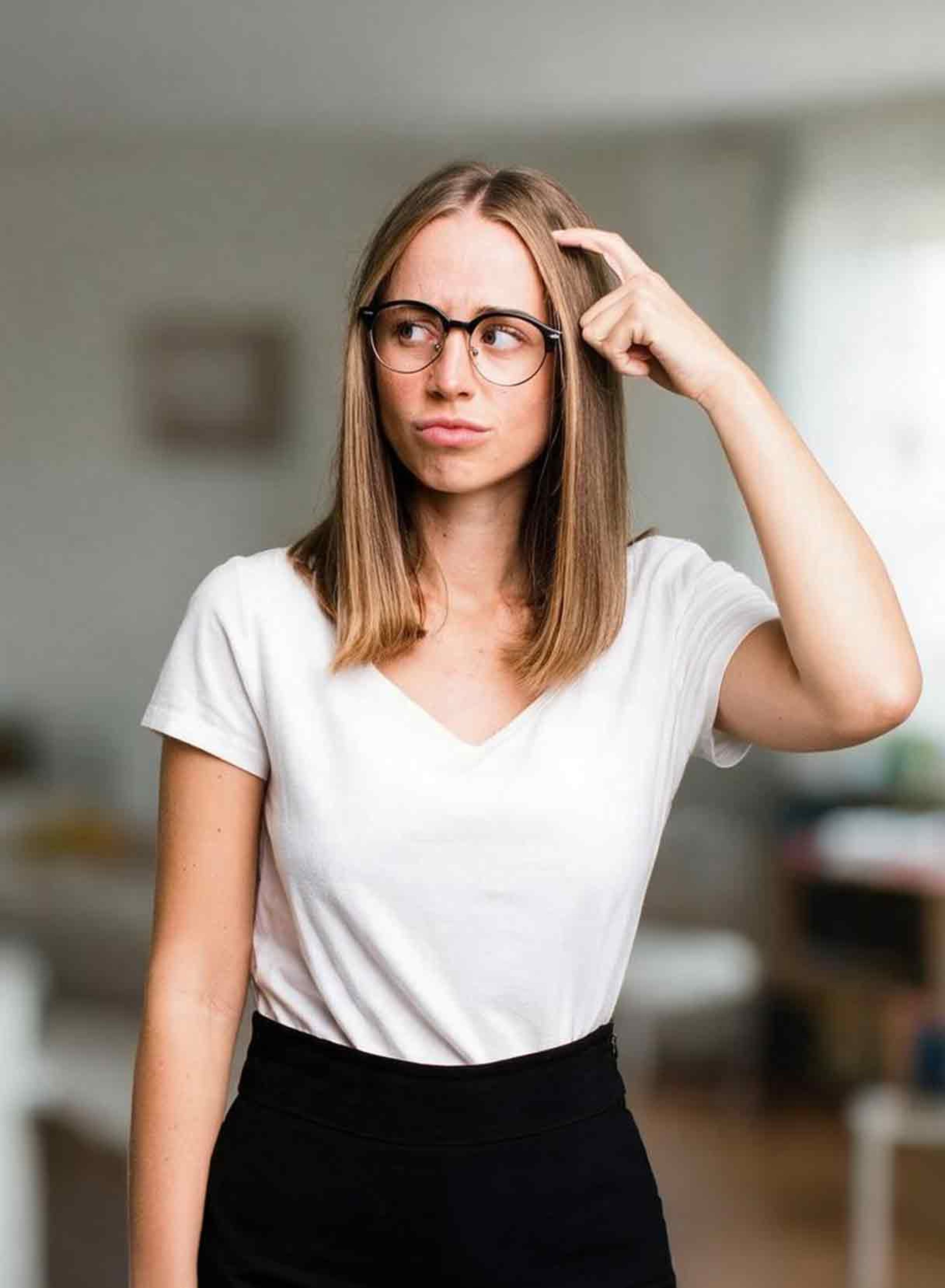 ragazza confusa con occhiali da vista