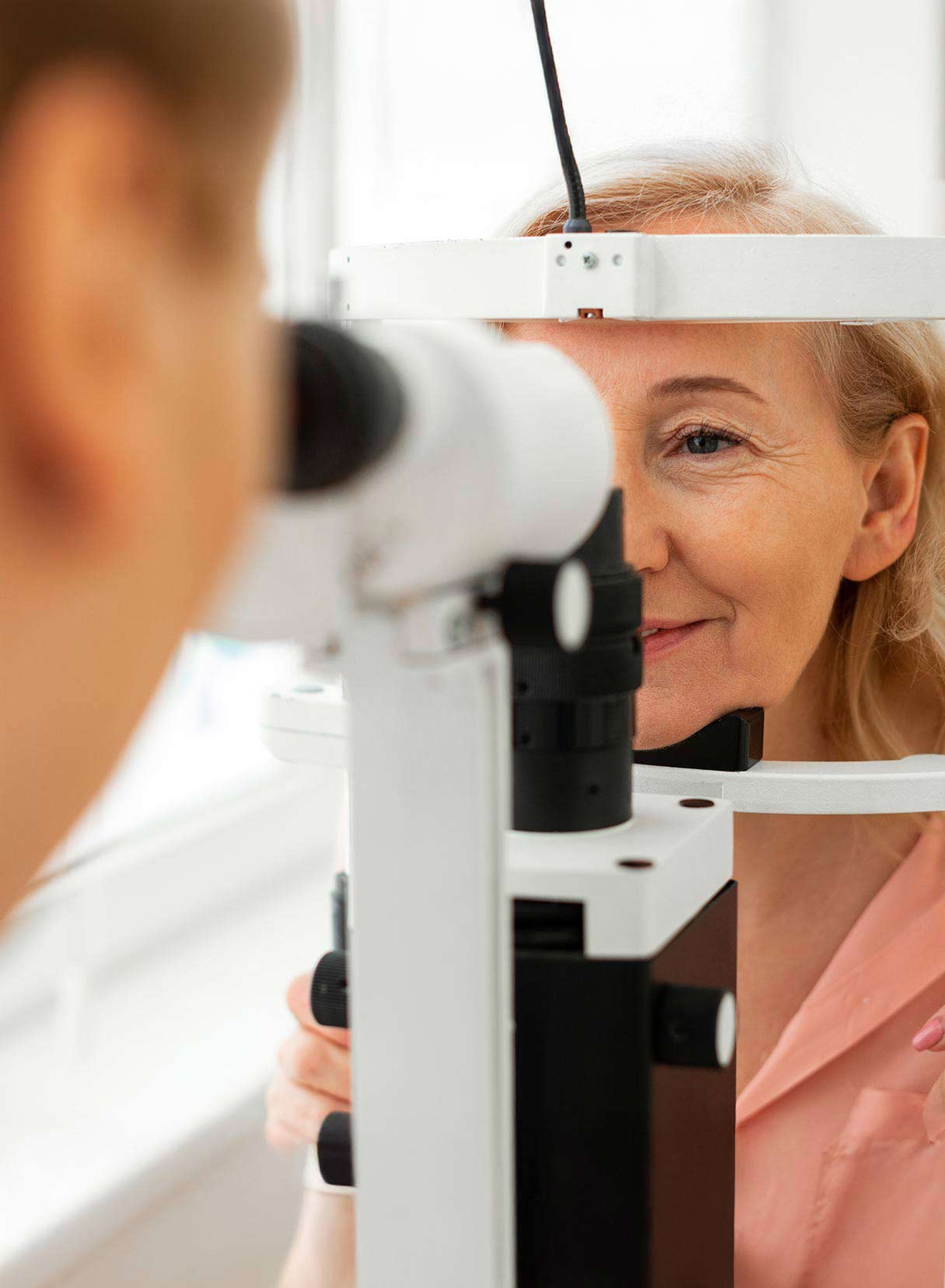 paziente si sottopone a visita oculista per cataratta