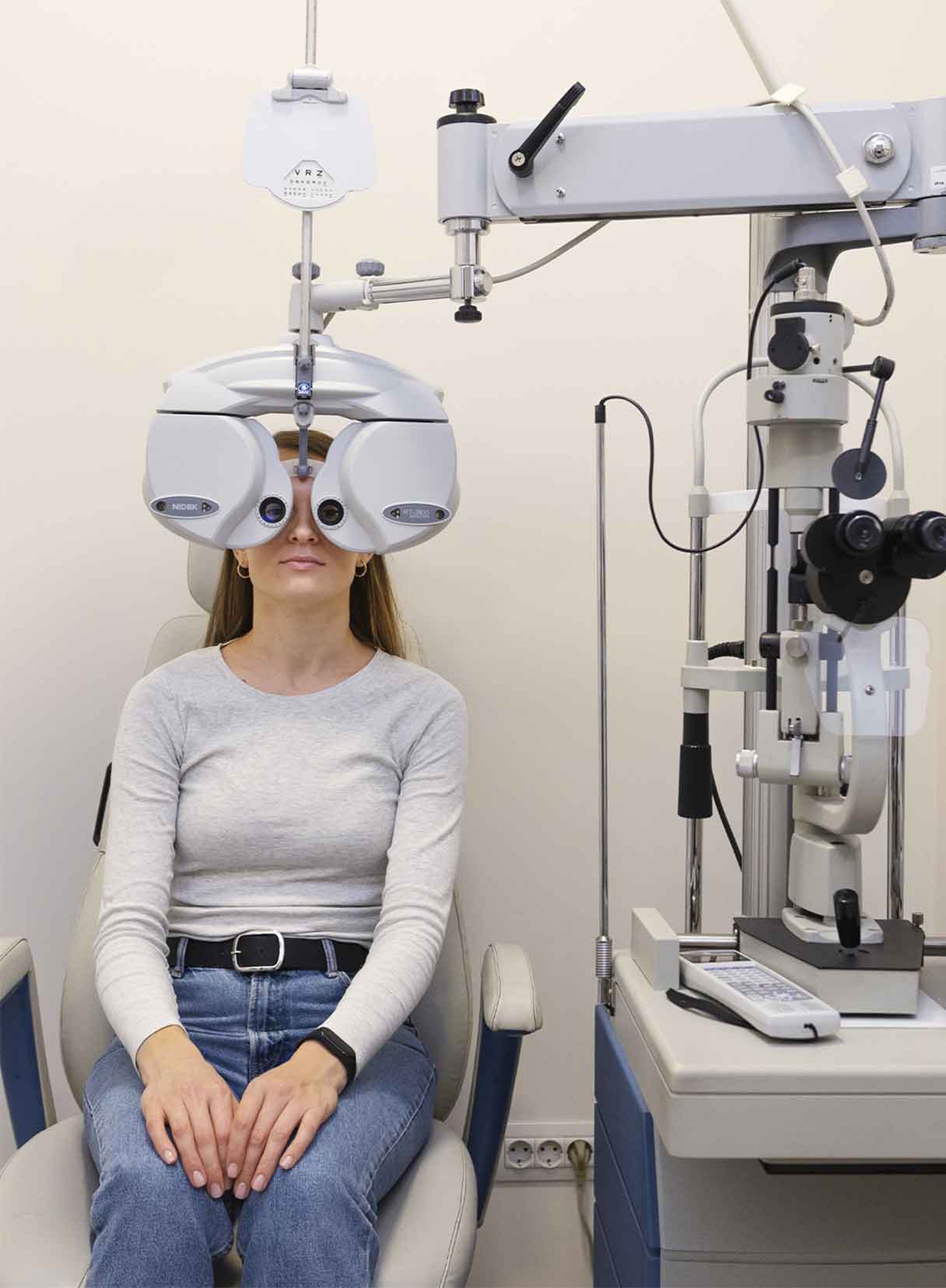 ragazza si sta sottoponendo a visita oculistica completa
