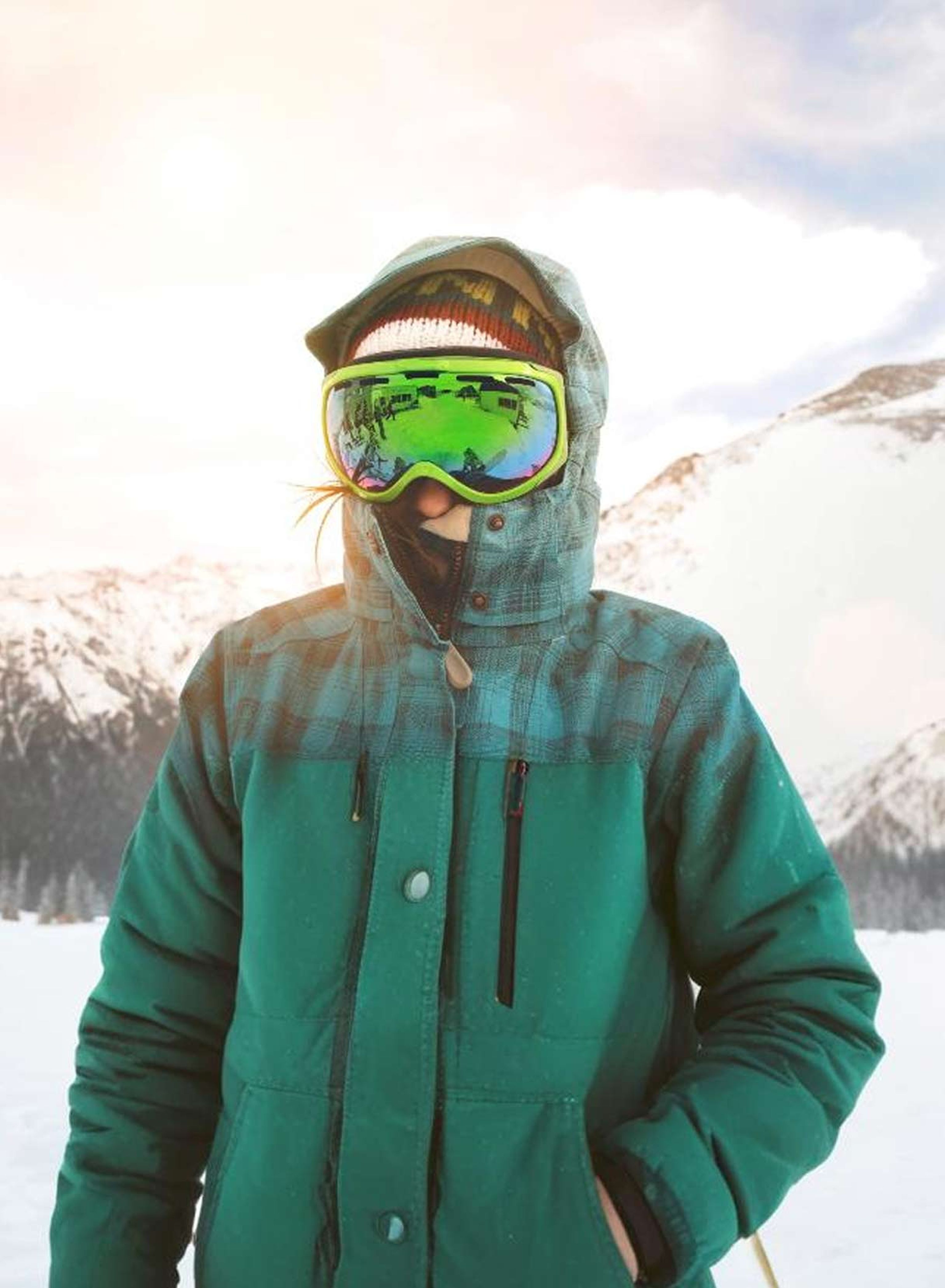 Sciatore indossa visiera in montagna per proteggere gli occhi