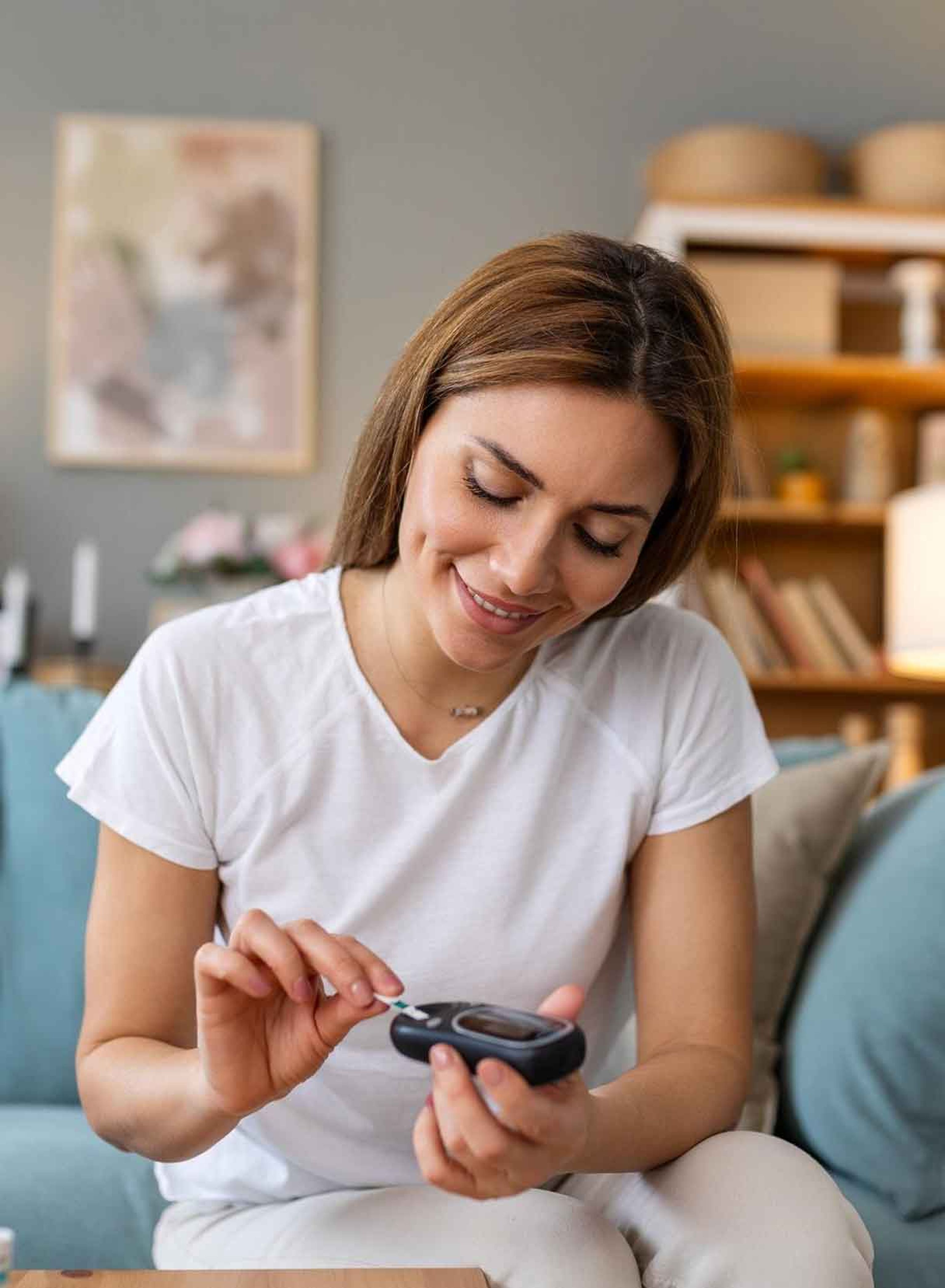 ragazza diabetica misura la propria glicemia nel sangue