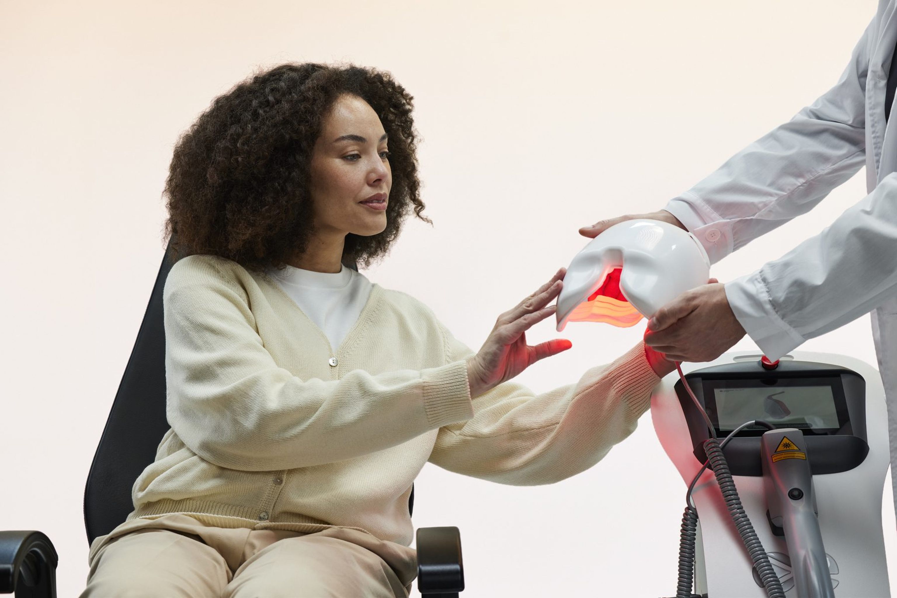 Medico oculista consegna la maschera LM LLLT del sistema eye-light a una paziente per la seduta di fotobiomodulazione contro l’occhio secco