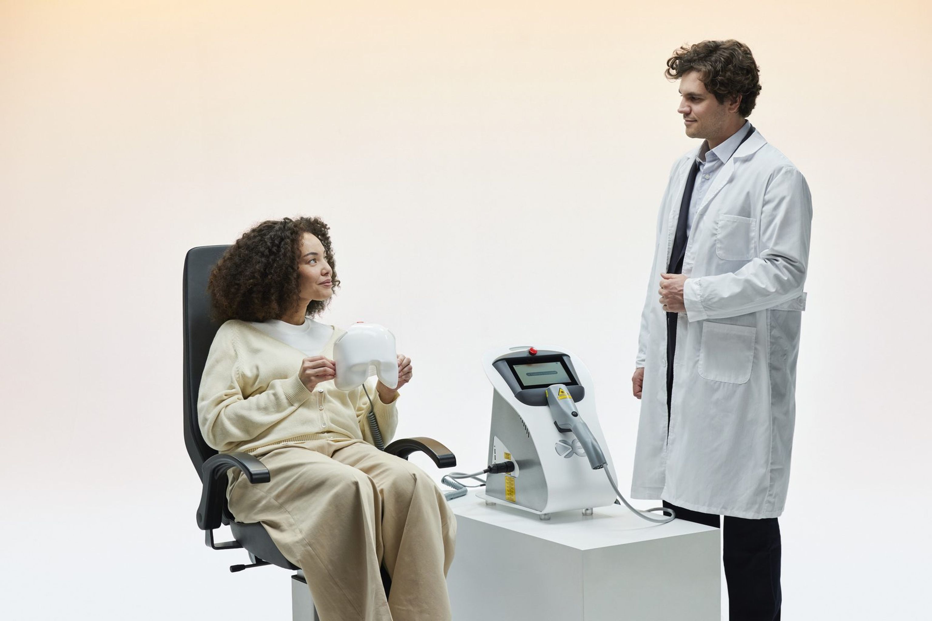 Paziente e medico oculista nello studio con il sistema eye-light per il trattamento dell’occhio secco