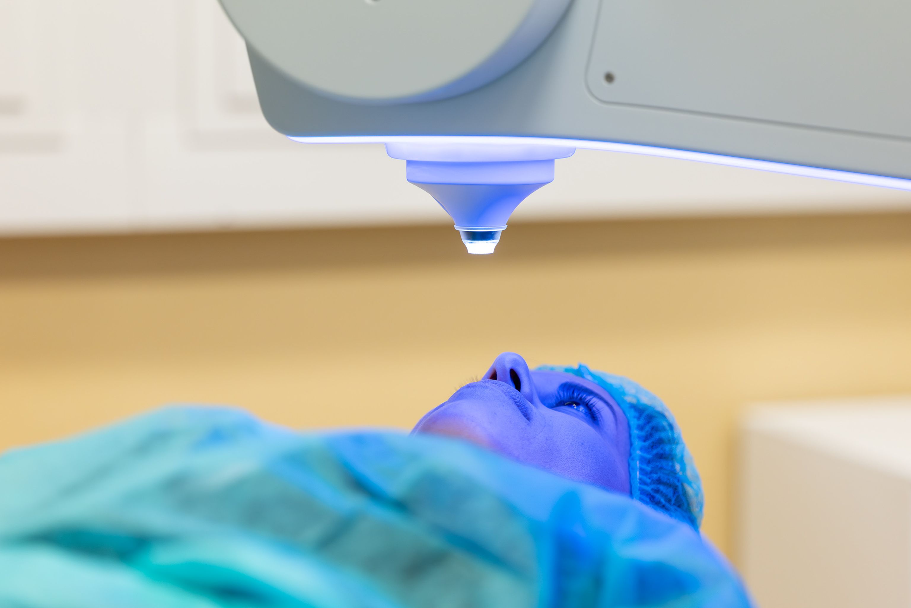 Il cono del laser a femtosecondi Zeiss sopra l’occhio del paziente durante l’intervento laser per la miopia al Gruppo Refrattivo Italiano