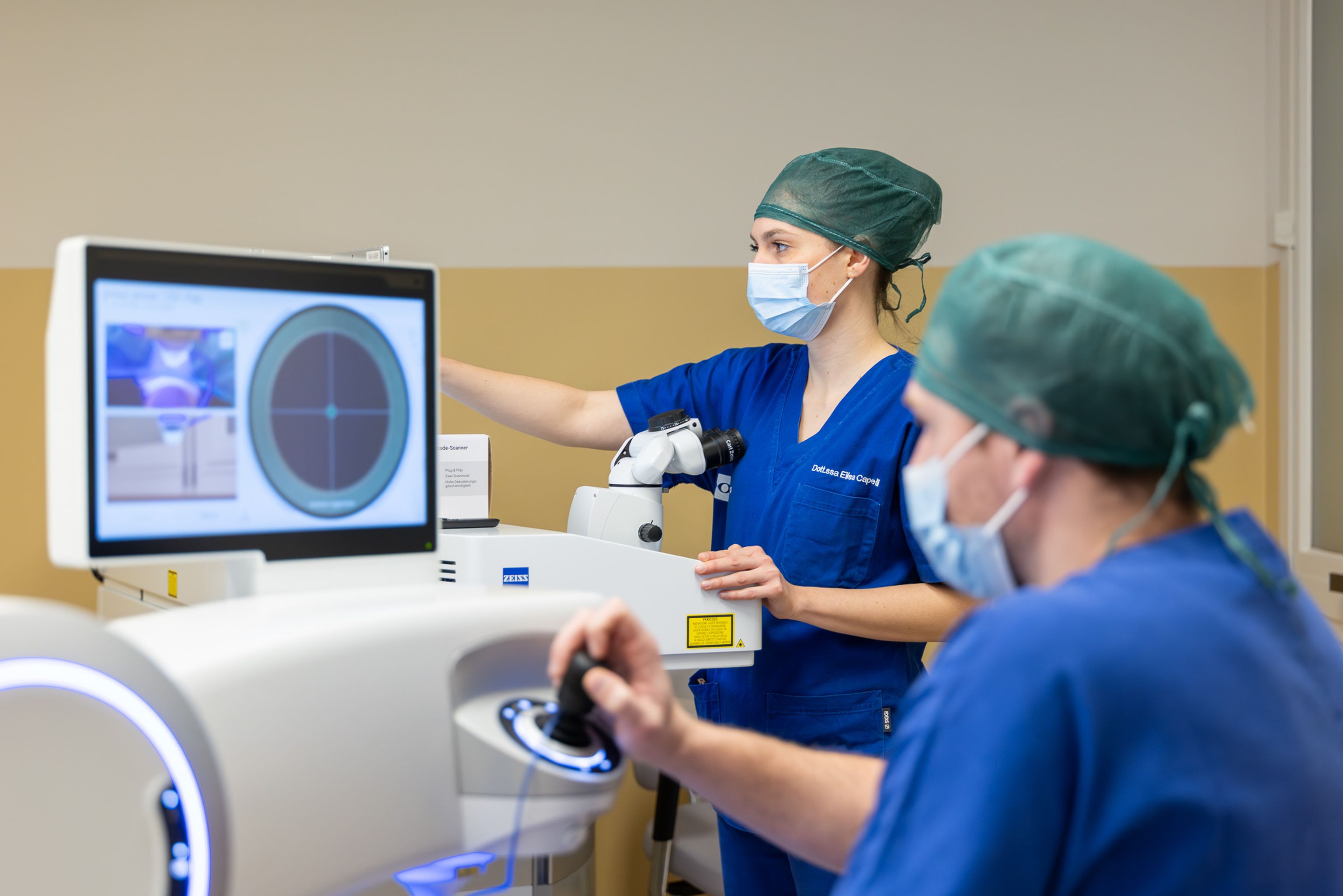 Il chirurgo al joystick del laser Zeiss e l’assistente al monitor durante un intervento laser per la miopia nella sala laser GRI