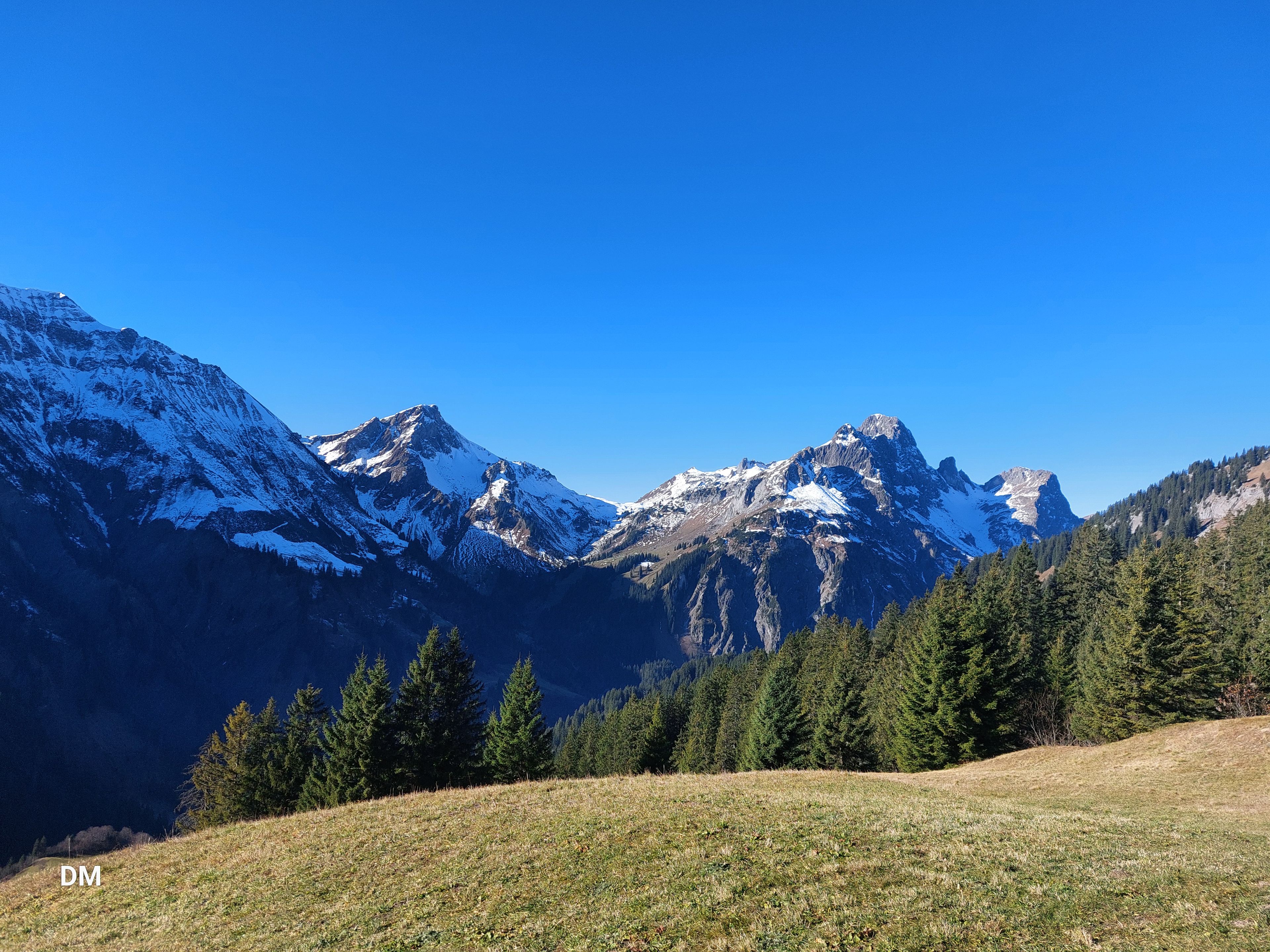 Blick auf Schneebedeckte Berge