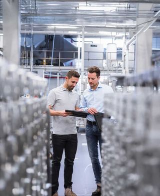 Bild von zwei Männern in einer Fabrik