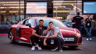 Gewinner vor Audi Fahrzeug