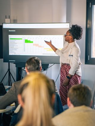 Trainerin erklärt den Teilnehmenden des SAP-Ausbildungsprogramms einen Projektzeitplan