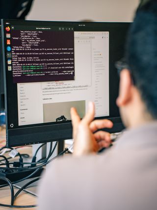 Entwickler arbeitet an Programmiercode und technischer Dokumentation zur Robotik-Kalibrierung