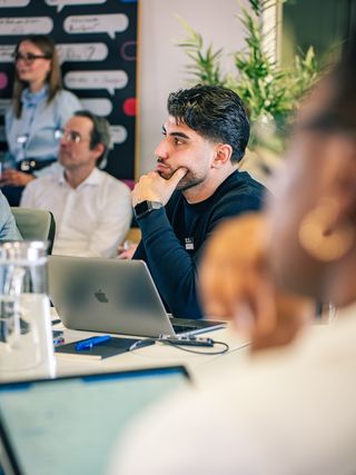 Teilnehmer arbeitet konzentriert am Laptop während der Case Study der SAP Kickstart Days