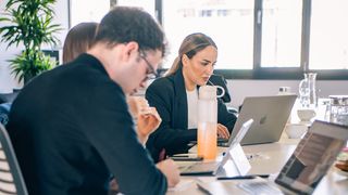 Drei Teilnehmende der SAP Kickstart Days arbeiten gemeinsam an Laptops und Tablets
