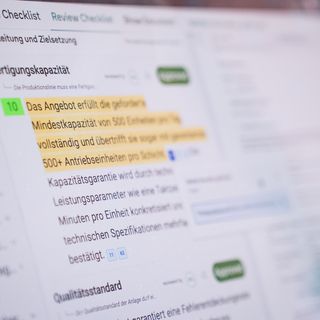 Digitale Checkliste mit hervorgehobenen Anforderungskriterien und Status-Indikatoren