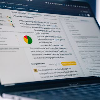 Nutzer analysiert Tender-Dokument mit Checkliste und Approval-Status in Tender Toucan auf MacBook