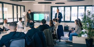 Teilnehmende verfolgen eine Präsentation bei den SAP Kickstart Days in einem modernen Konferenzraum