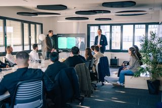 Teilnehmende verfolgen eine Präsentation bei den SAP Kickstart Days in einem modernen Konferenzraum