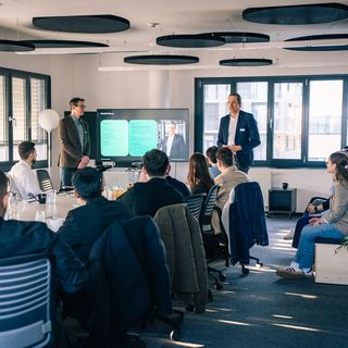 Teilnehmende verfolgen eine Präsentation bei den SAP Kickstart Days in einem modernen Konferenzraum