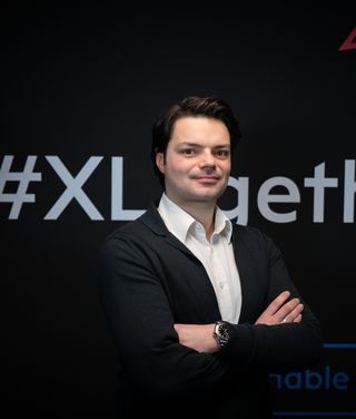 Maximilian Seibold vor einer schwarzen Wand mit XL2-Schriftzug