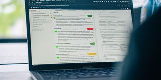 MacBook Pro mit Management-Summary-Anwendung auf dem Bildschirm in einem Büroumfeld