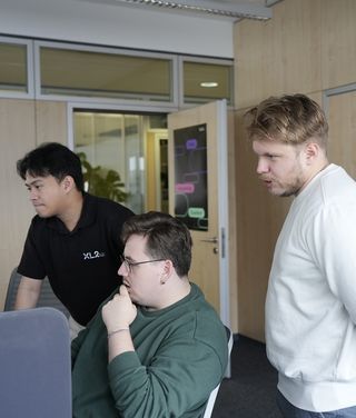 Junioren blicken auf Monitor