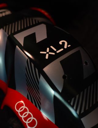 Schwarzes DeepRacer Fahrzeug mit roten Details und Audi Logo von oben