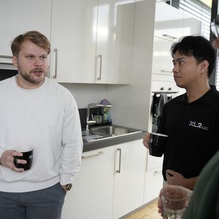 Junioren diskutieren in der Küche
