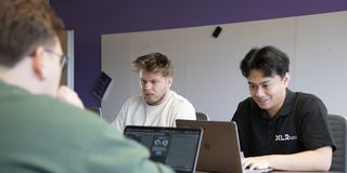 Junioren diskutieren in der Küche