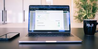 MacBook Pro mit Management-Summary-Anwendung auf dem Bildschirm in einem Büroumfeld