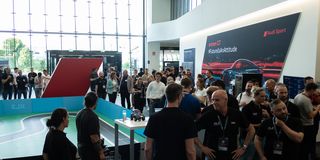 Deepracer 2024 Besucher vor Audi Werbung