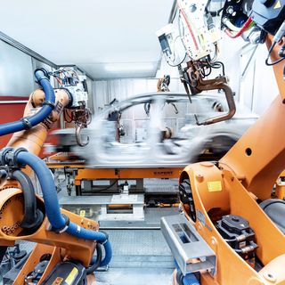 Industrielle Fertigungsanlage mit Robotern in der Automobilproduktion