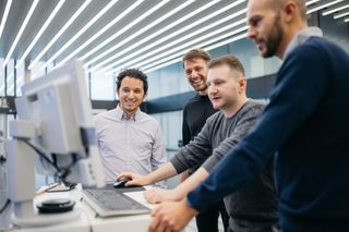 amarbeit an digitalen Lösungen in einer modernen Büroumgebung