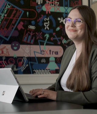 Cara am Arbeitsplatz