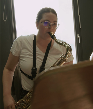 Cara spielt Saxophon