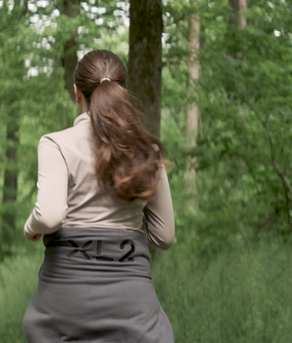 Natalie beim Laufen im Wald mit XL2 Sweatshirt