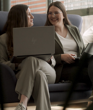 Cara mit Kollegin in der Lounge